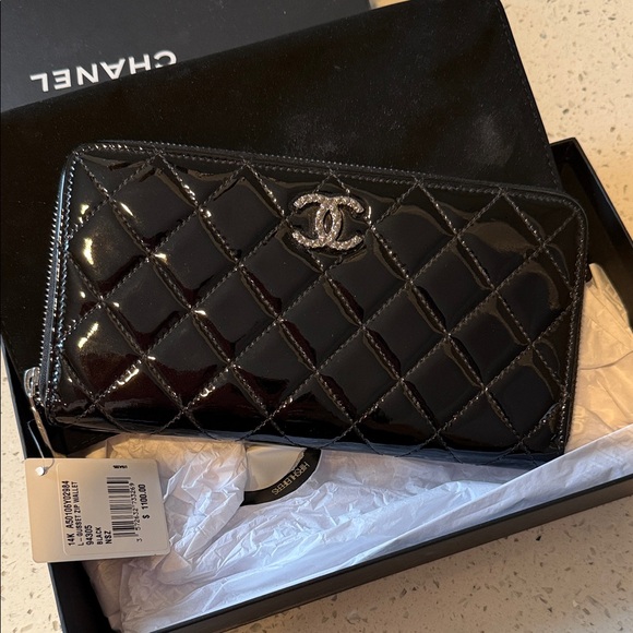 CHANEL Handbags - NWT Chanel patent leather wallet